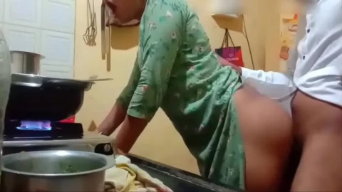 India aunty sex video - Kitchen lad fucks hot neighbour aunty